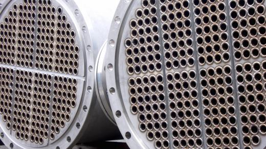 Industrial sand sieves may be very large, capable of handling many thousands of tons of sand per day, and are often fed by conveyor belts.