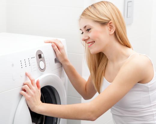Enzyme washing can remove starch-based laundry stains.