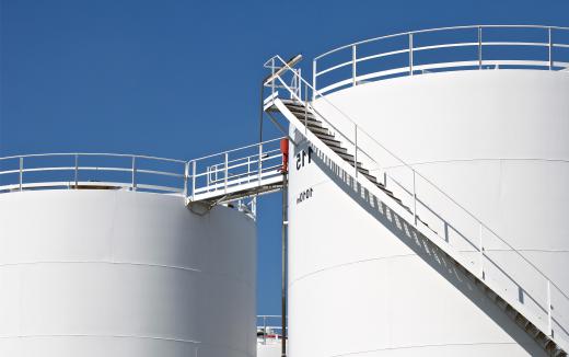 Distillation units use containers to store separated liquids.